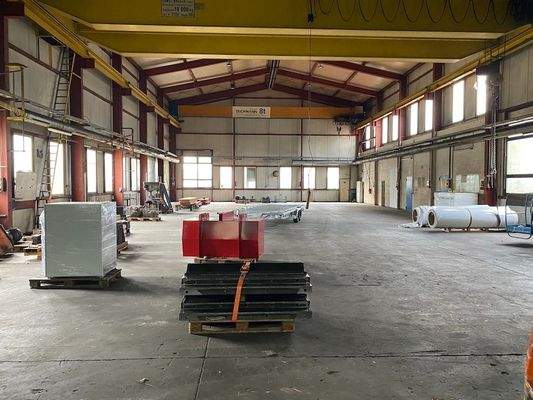 Halle Gesamtsicht innen