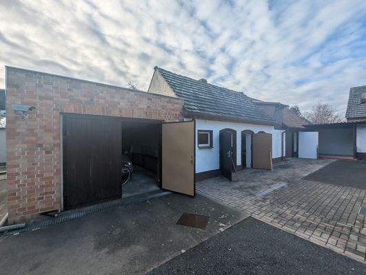 Blick auf die Nebengebäude/Garagen/Werkstatt