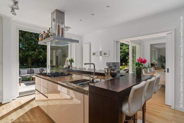 Doppelflügelige Schiebetür separiert bei Bedarf die Küche vom Esszimmer.