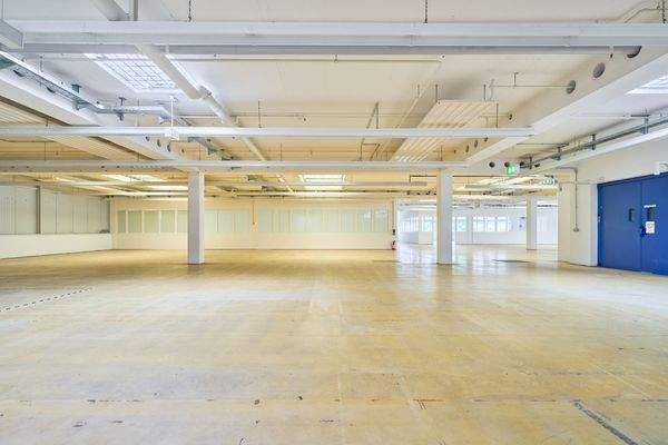 Vielfältige Produktionshalle mit Büros und großzügigen Mitarbeit