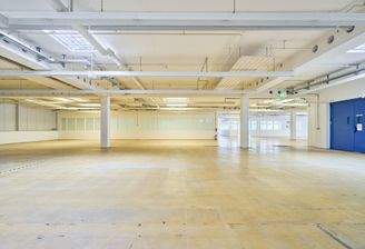 Vielfältige Produktionshalle mit Büros und großzügigen Mitarbeit