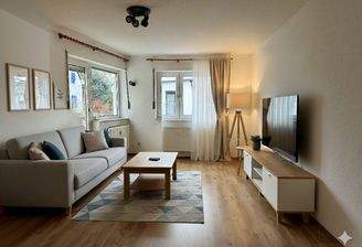 Wohnzimmer mit Zugang zur Balkon