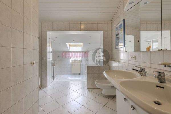 Badezimmer im Obergeschoss