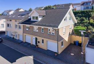 Luftaufnahme des Hauses von der Straßenseite
