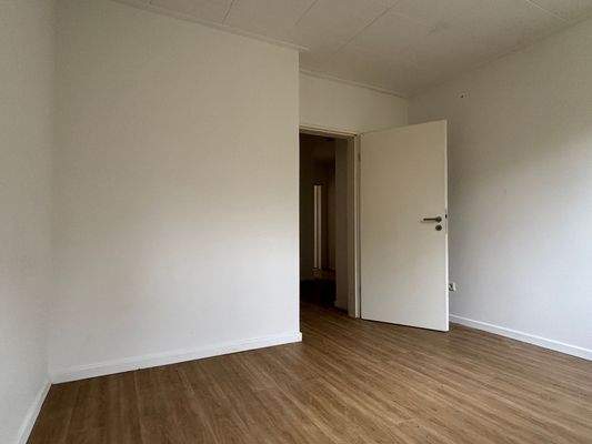 Leeres Zimmer mit Tür