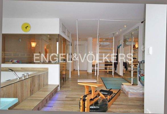 Spa-Bereich mit Whirlpool, Sauna, Dusche und Platz für Fitnessgeräte