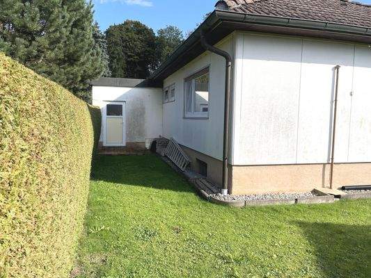 mit Eingangs-Nebentür