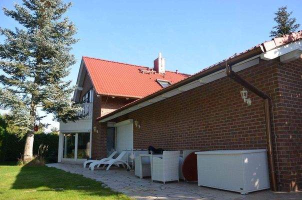 einmal um das haus herum