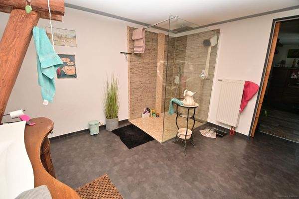 Komfortbad mit stilvollem Waschtisch (Wohnung: OG im Nebengebäude)