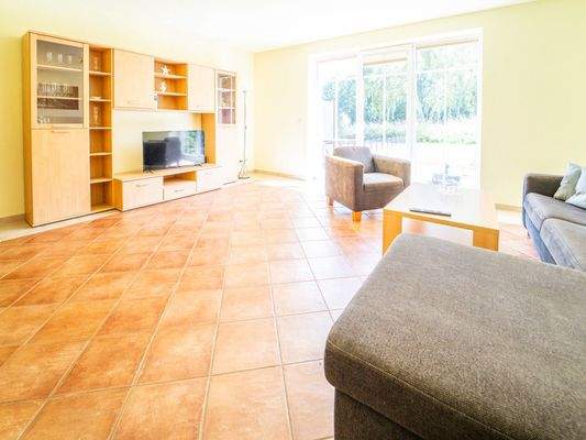 Wohnbereich mit Zugang zur Terrasse