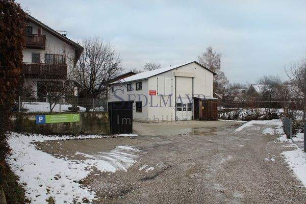 Ansicht Parkplätze und Zufahrt