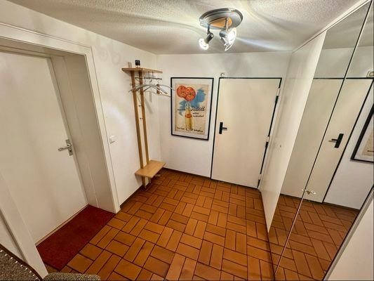Flur vor der ELW mit Einbauschrank