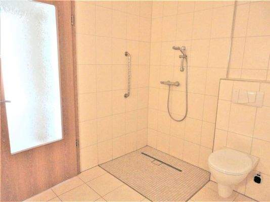 Bad mit Duschbereich