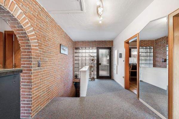 Flur mit Blick zur Eingangstür und Kellertreppe 