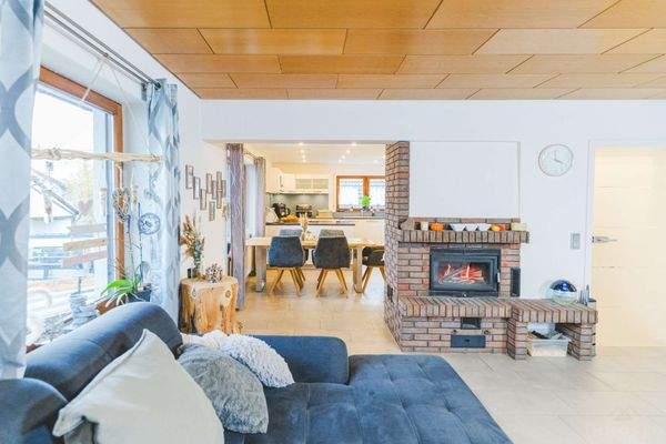 Offener Wohnessbereich mit Kamin