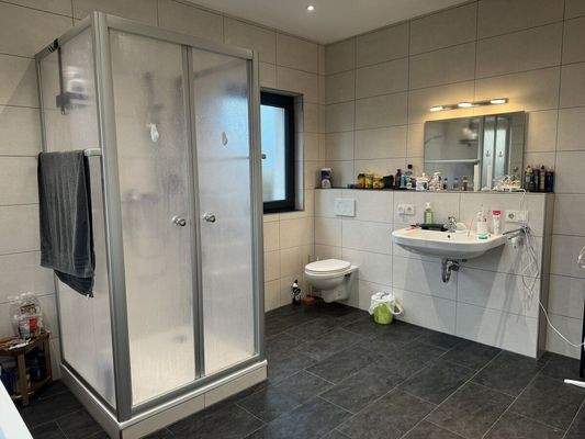 Badezimmer im Obergeschoss