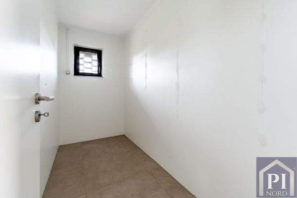 Abstellraum neben Zweiteingang