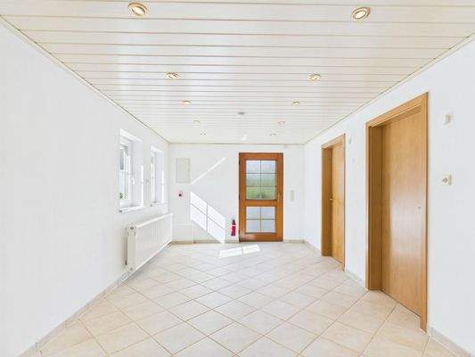 Geräumiger Mehrzweckraum im Nebengebäude, perfekt als Werkstatt, Hobbyraum oder Lagerfläche nutzbar