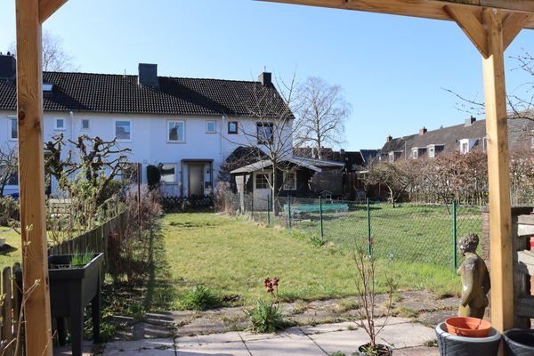 Terrasse mit Blick in den Garten