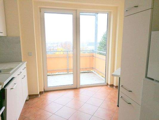 geflieste Küche mit EBK und Balkon