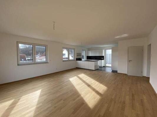 Wohnzimmer mit Übergang zur offenen Küche