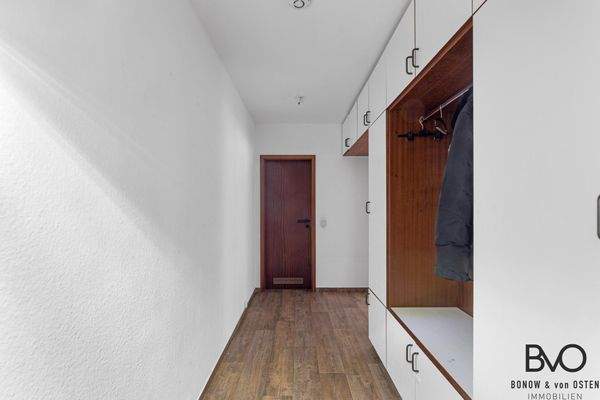 Geräumiger Eingangsbereich mit Einbaugarderobe