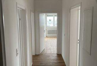 Heller Flur mit Holzboden