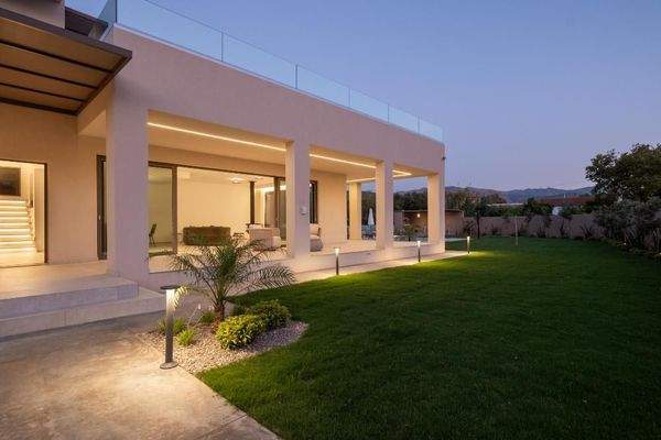 Kreta, Tavronitis: Zeitgenössisch eingerichtete Villa mit Pool zu verkaufen