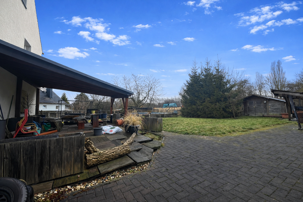 Terrasse mit Garten.png