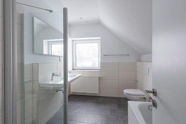 Das Badezimmer mit Dusche und Badewanne im Dachgeschoss