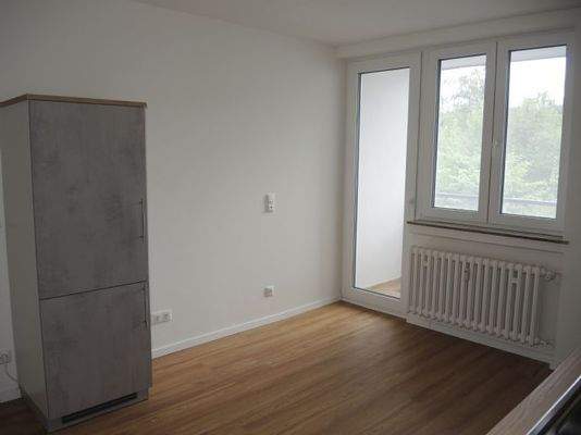 Küche mit Balkonzugang 