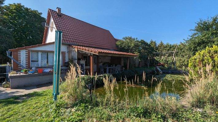 Ansicht Rückseite mit Freisitz und Gartenteich