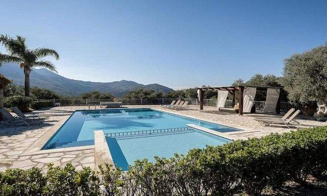 Kreta, Kournas: Luxuriöse Steinvilla mit Meer- und Bergblick