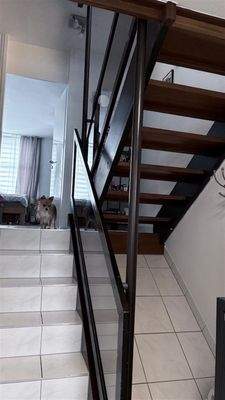 Treppe zwischen den Ebenen