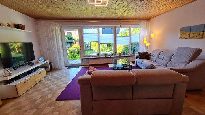 Wohnzimmer mit Gartenblick