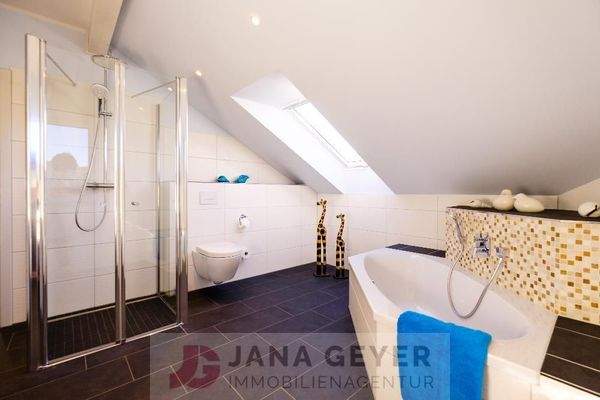 DG - Tageslichtbad mit Dusche, Wanne