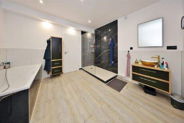 Modernes Badezimmer mit...