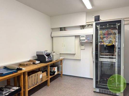 Der Serverraum mit Platz für Aktenschränke etc.