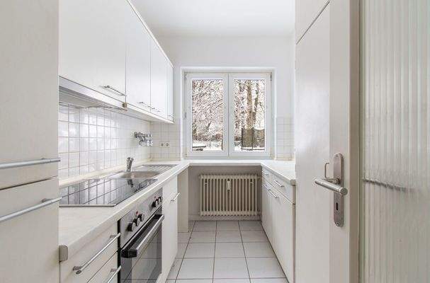 Separate Küche mit Einbaugeräten und Tageslicht