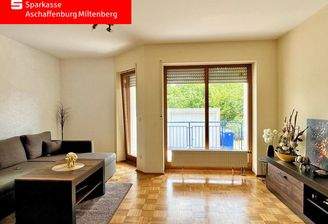 Wohnzimmer mit Zugang zum Balkon