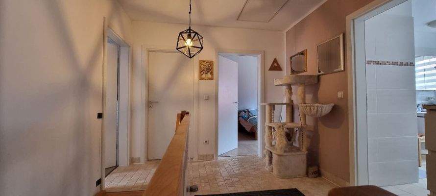 Flur OG m. Zugang z. d. 3 Schlafräumen + Bad