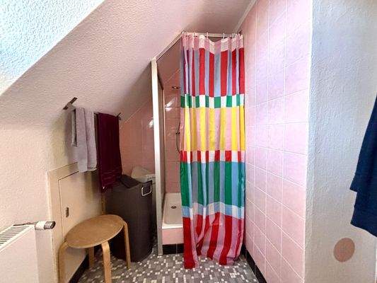 Bad mit Dusche im Dachgeschoss