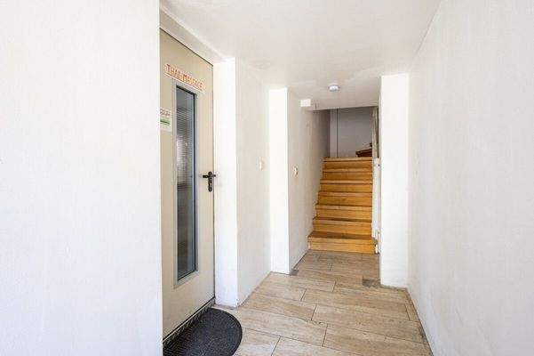 Zugang Treppenhaus Ladenlokal und WE 2, 4 und 5