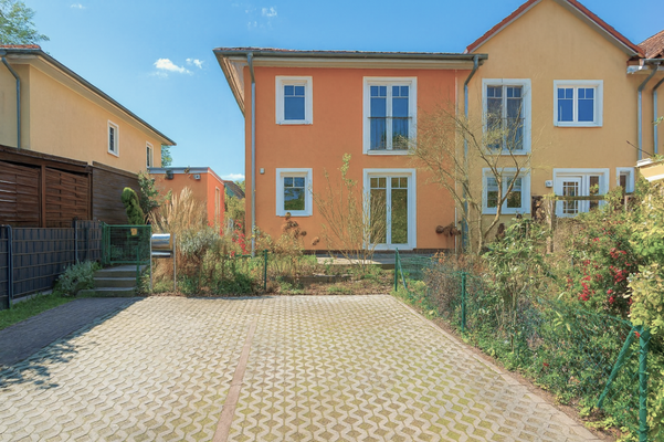 Außenanischt u PKW Stellplätze