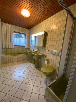 Bad mit Wanne und Dusche