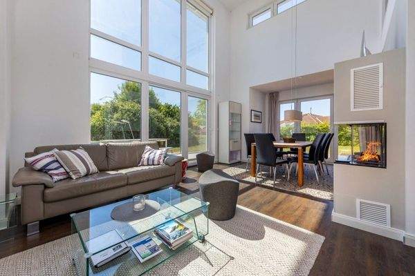 Kamin und großes Galeriefenster mit Blick in den G