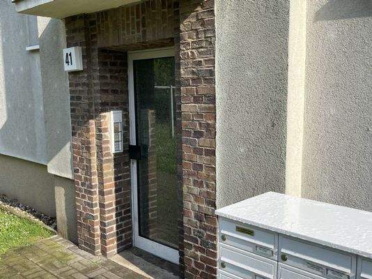 Einer der drei Hauseingänge