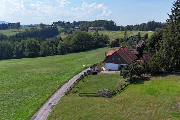 Hausansicht mit Garten und Fernblick