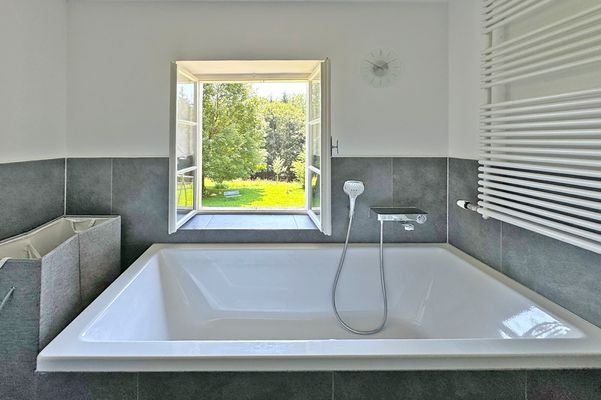 ... und geräumiger Badewanne 