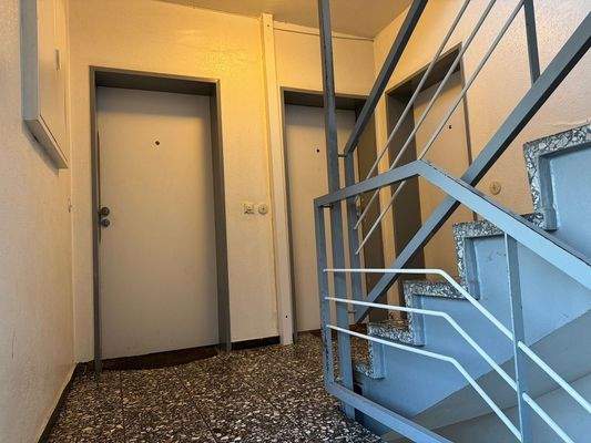 Treppenhaus / Etage mit 3 Wohnungen